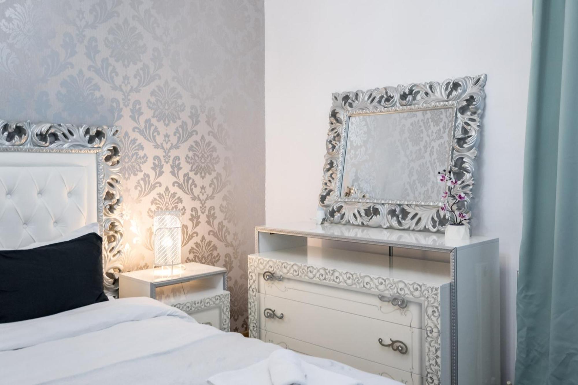 Black Rose Apartment